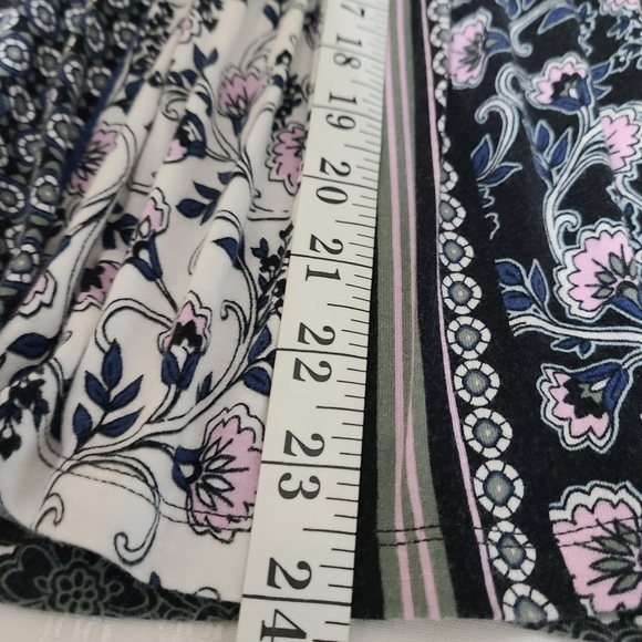 Croft and Barrow Woman's Short Sleeve Blouse, Size: Medium Color: Black - Picture 13 of 14